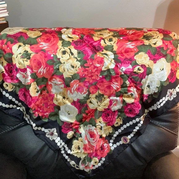 Gorgeous Floral & Pearl design silk scarf, 33”sq - Picture 3 of 5